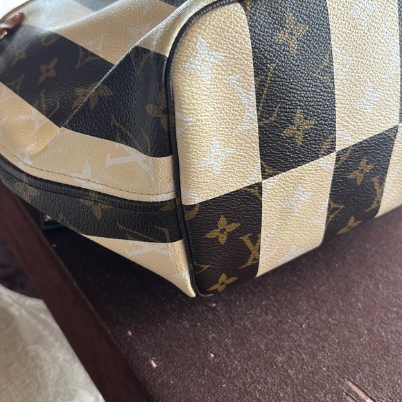 Like NEW LOUIS VUITTON Limited Edition  Monogram Rayures Neverfull MM $5000 - Picture 2 of 11